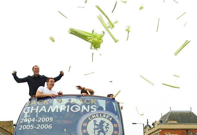 Örneğin bu fotoğraf 2006'da düzenlenen şampiyonluk kutlamalarından. Chelsea taraftarı şampiyonluğu kazanan takımlarını kereviz yağmuruna tutuyor.