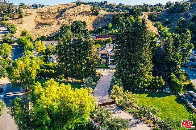 Los Angeles'ta satın aldığı yeni evin bir önceki sahibi The Weeknd'di.