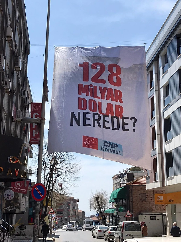 CHP parti örgütleri, birçok şehirde '128 milyar dolar nerede?' sorusunu pankartlarla dile getirmişti.