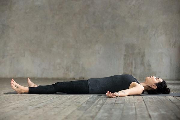 Yoga Nidra uyku ve uyanıklık arasında kalır ve içe yönelmenizi sağlar.