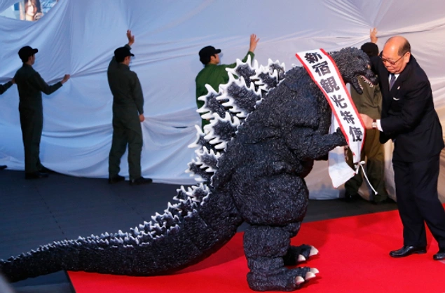 Godzilla 2015-ci ildə Yapon vətəndaşlığı aldı və Yaponiyanın turizm səfiri vəzifəsinə qəbul edildi.
