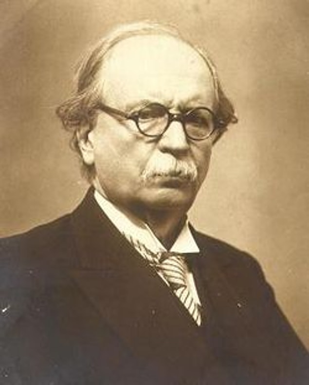 İlk kadın hastalıkları uzmanımız olan Doktor Besim Ömer Paşa New York'ta bir sağlık kongresine katılmak için Titanik'e bilet almıştır.