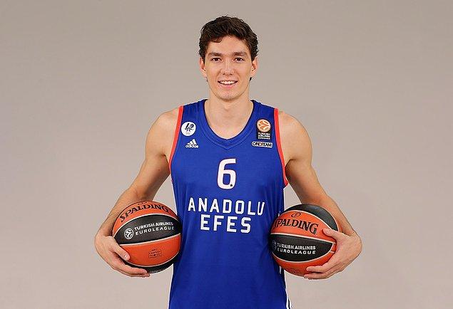 Cedi Osman Anadolu Efes forması giyen ve oyun kurucu pozisyonunda görev yapan bir basketbolcumuzdu.