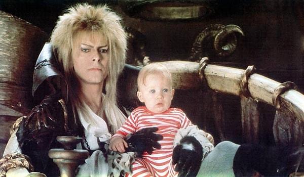 11. Labyrinth filminde Tony rolünü oynaması gereken bebek kuklaları görüp ağladığı için, sahnede kuklalara alışık olduğu için kostüm tasarımcısının bebeği kullanılmış.