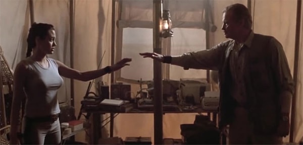 6. Анджелина Джоли и ее отец, Джон Войт, сыграли Лару и Ричарда Крофт в фильме «Лара Крофт: Расхитительница гробниц» (2001)