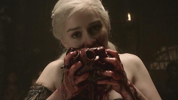 2. 1.sezonun en garip sahnelerinden biri olan Daenerys Targaryen'ın atın kalbini yediği sahnede 15 kiloluk bir jelibon yemiş.