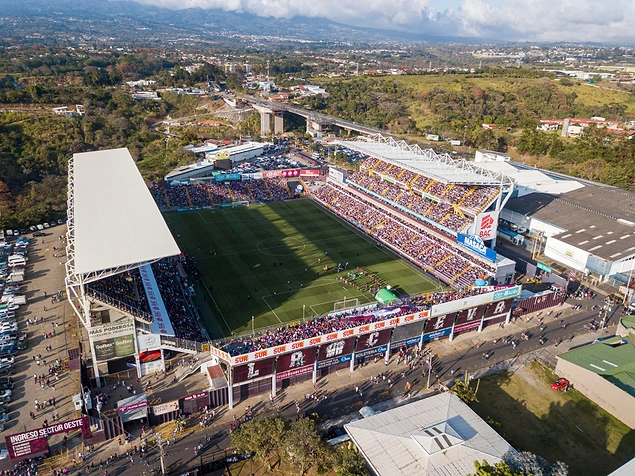 Kosta Rikanın Saprissa komandasının stadionu Estadio Ricardo Saprissa Aymá, 'La Cueva del Monstruo' ləqəbi ilə seçilir.