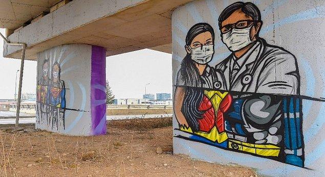 Doktordan hasta bakıcıya, ambulans şoföründen hemşireye kadar bütün sağlık çalışanlarının resmedildiği grafitiler oldukça başarılı.