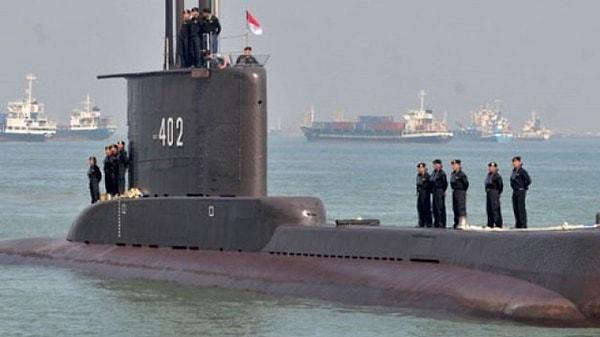 Yerel medya, denizaltının Çarşamba sabahı Bali'nin kuzeyinden yaklaşık 100 kilometre açıkta kaybolduğunu aktarıyor.