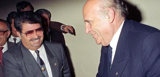 Şimdi sizi biraz yakın tarihimizdeki en büyük dolandırıcılık skandallardan birine götüreceğiz. Ama önce Süleyman Demirel Başbakanlığındaki 43. Hükümetin uygulamaya koyduğu 24 Ocak kararlarını kısa cümlelerle özet geçmemiz lazım. Çünkü bazı kararlar, bazı kaosların da başlangıcıdır çoğu zaman.