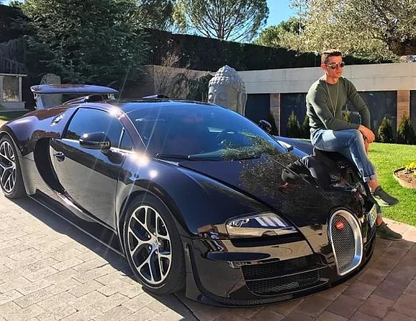 Известно, что лучший бомбардир в истории клуба «Реал Мадрид» не скромничает и открыто выставляет в Сеть свои роскошные покупки.