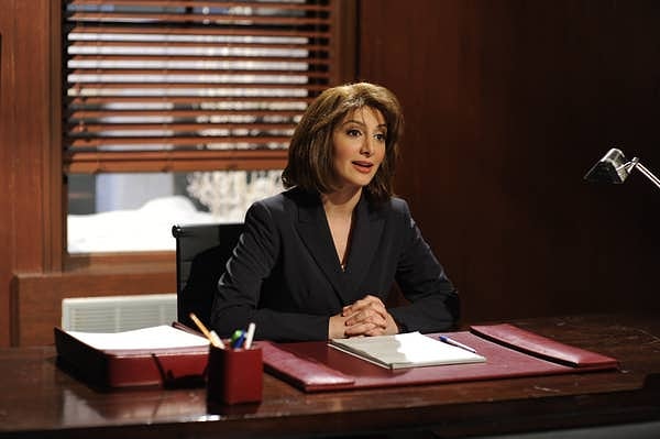 6. Она знает два языка, и свободно говорит на фарси