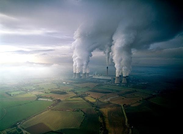 7. Kömür santrali, Birleşik Krallık: Ortada bulunan merkez yapı, etrafındakiler ise soğutma kuleleridir.