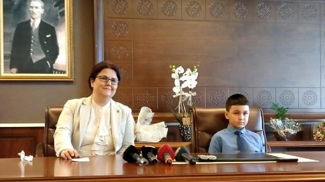 Bakan Derya Yanık'ın 23 Nisan'daki Çocuk Konuğuna Söyledikleri ve Davranışları Hepimizi Utandırdı - onedio.com