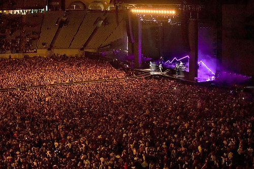 Bütün Dünya Hâlâ Karantinada: Yeni Zellanda'da Maskesiz, Sosyal Mesafesiz 50 Bin Kişilik Konser