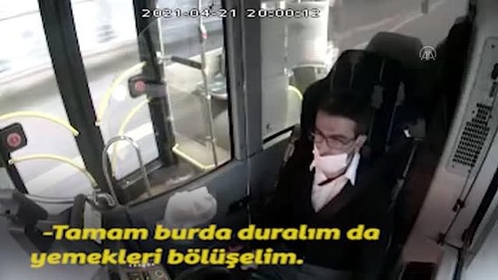 İftar Saati Gelince Otobüsü Kenara Çekip Yemeğini Yolcu ile Paylaşan Otobüs Şoförü