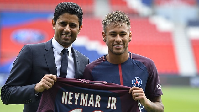 14. Herkesin bildiği gibi PSG’in sahibi Katar Yatırım Otoritesi. Kulübün sahibi konumunda mevcut Katar emiri Tamim bin Hamad Al Thani bulunuyor.