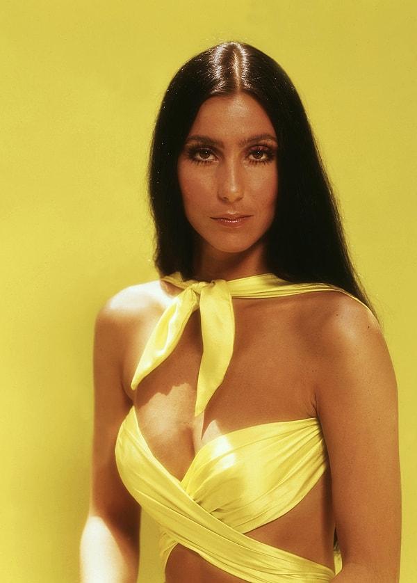 Zendaya’nın stilisti olan Law Roach bu elbiseyi tercih ederken Cher’in 70’lerdeki görünümünde ilham almış.