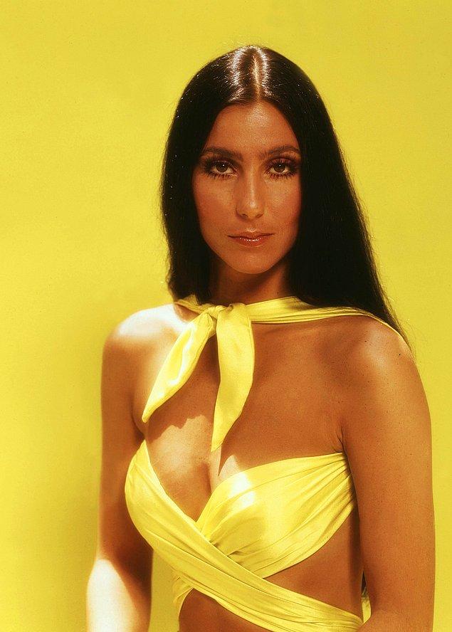 Zendaya’nın stilisti olan Law Roach bu elbiseyi tercih ederken Cher’in 70’lerdeki görünümünde ilham almış.