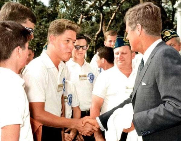 5. 1963'teki Kennedy'nin suikastından 4 ay önce o zamanlar 16 yaşında olan Bill Clinton Beyaz Saray'a gitmişti ve Kenndy'yle selamlaşmıştı.
