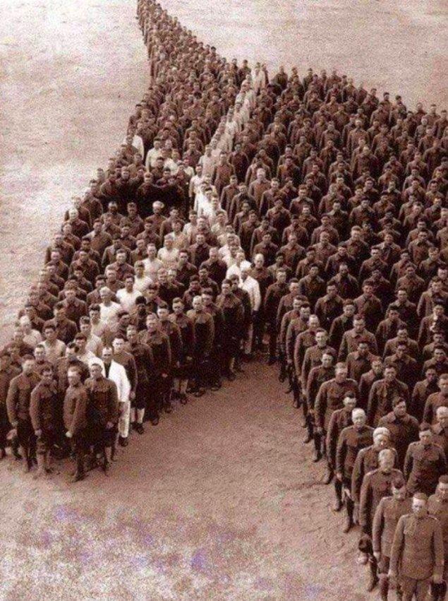 26. Amerikan askerleri Birinci Dünya Savaşı'nda önemli bir rol üstlenen ve yaklaşık 8 milyon civarında ölen atlara olan şükranlarını bu şekilde gösterdiler;