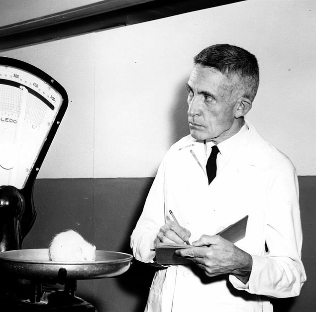Oruç tutmanın faydalarını öğrenebilmek için 1935 yılında gidiyoruz.
