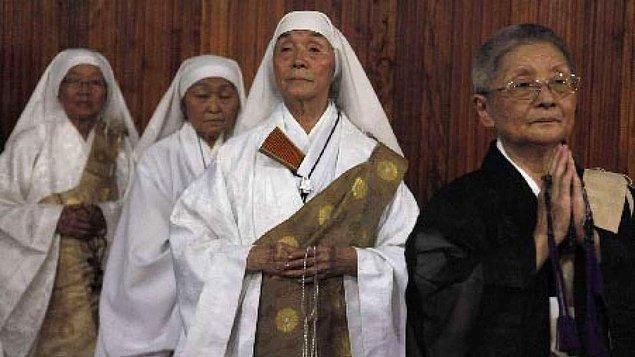 8. Budist Japon rahibeler tıpkı rahipler gibi saçlarını kazıtıyor ve onlardan farklı olarak beyaz bir başörtüsü kullanıyor.