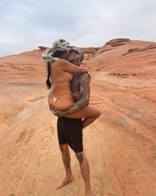 Kourtney Kardashian ve Travis Barker'ın Tamamen Showa Dönüşen 'Grinin Elli Tonu' İlişkisini Masaya Yatırıyoruz