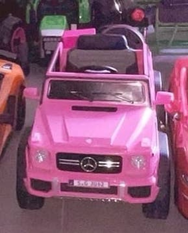 Pembe bir Mercedes.