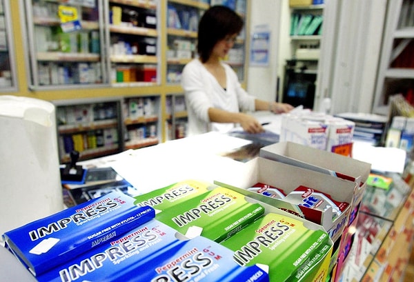 2. Вы можете жевать только по медицинским показаниям, поэтому вам нужен рецепт, и, конечно же, жевательная резинка продается в аптеке.