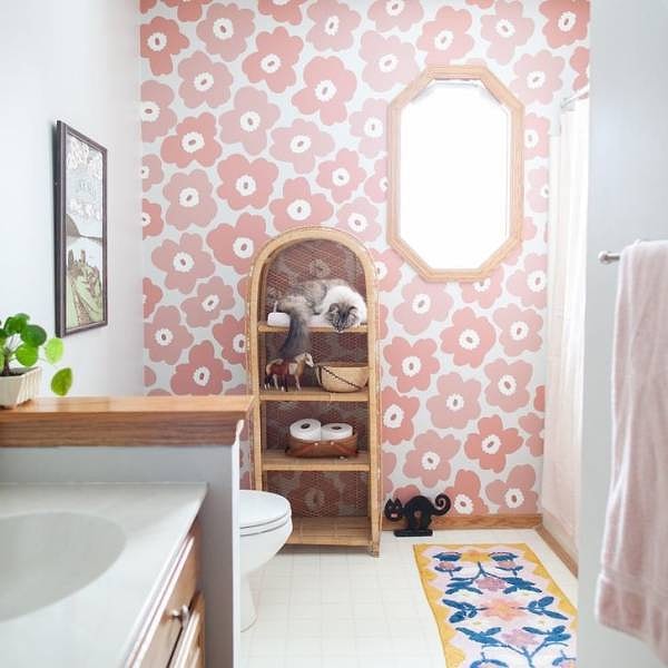 6. "Мне всегда хотелось поклеить обои в ванную комнату, но это получалось очень дорого. Так что пришлось их нарисовать!"