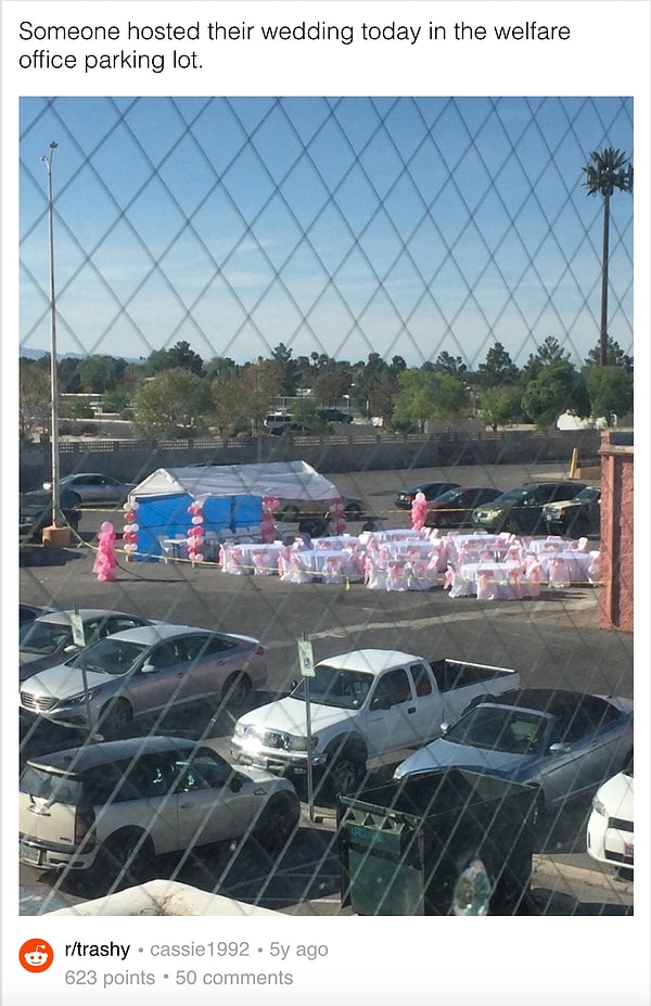 3. А эту свадьбу решили провести на свежем воздухе - на парковке супермаркета.