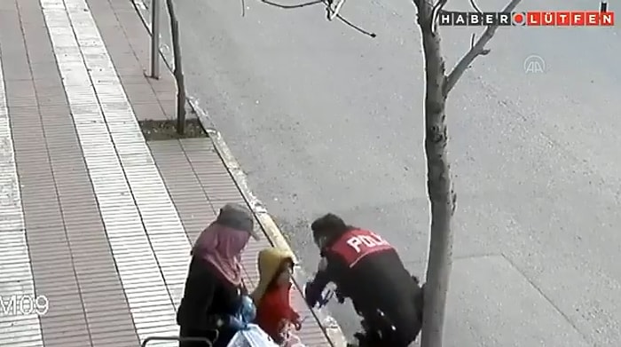 Kağıt Toplayıcısı Anneye Gıda Yardımı Yapan, Maskesiz Çocuğuna da Ceza Kesmek Yerine Maske Veren Polis