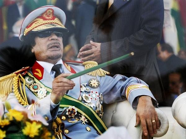 Kaddafi bütün bunlar ile Libya'yı güçlendirdiğini iddia etse de aslında kendisi ve çevresindeki insanlar zenginleşiyor ve halk fakirleşiyordu.
