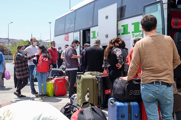 Birçok otobüs firması ise yoğunluğu karşılamak için ek sefer koydu.