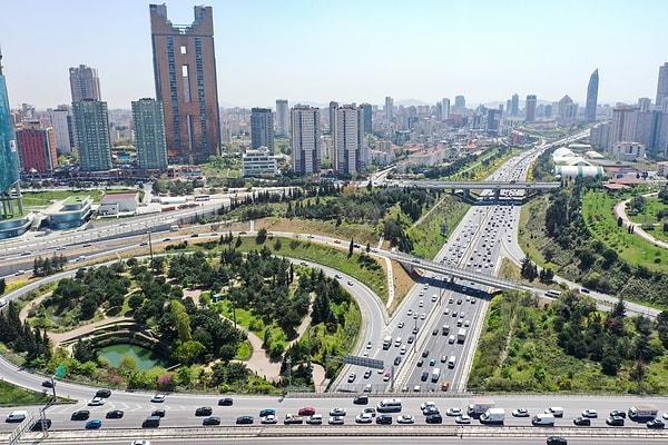 İstanbul'dan kendi araçlarıyla ayrılmak isteyenler, TEM otoyolu ve bağlantı yollarında trafik yoğunluğu oluşturdu