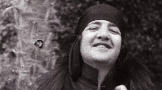 Mete Akyol, 60'lı yılların sonunda yaklaşık 35 yaşındayken çalar Latife Hanım'ın kapısını, amacı röportaj yapabilmektir. Bu röportajı ne kadar istediğini ise şöyle ifade eder: