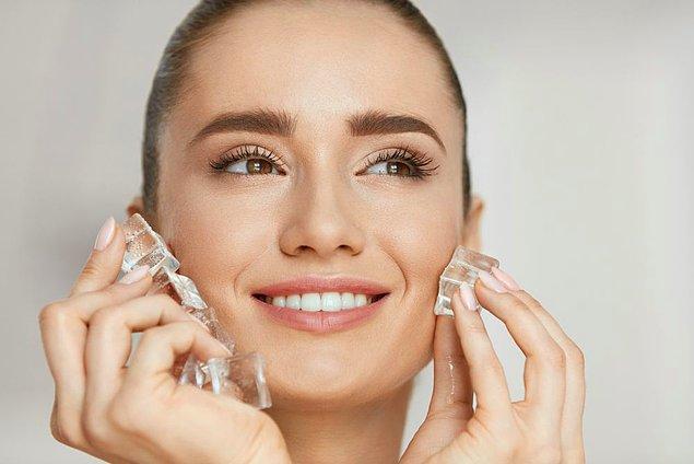 10. Daha sıkı gözenekler için buz küpleri şahane bir yöntem! Güzellik rutininize eklemeniz dahilinde sıkılaşmış bir cilde ulaşacağınız bu yöntem ile parlak ve sağlıklı bir cilde ulaşabilirsiniz.