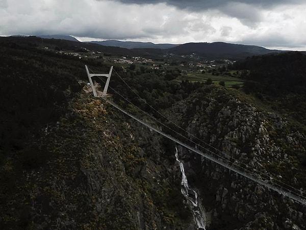Arouca 516'nın açılmasıyla, İsviçre'deki 500 metre uzunluğundaki Charles Kuonen asma köprüsü, ünvanını kaybetmiş oldu.