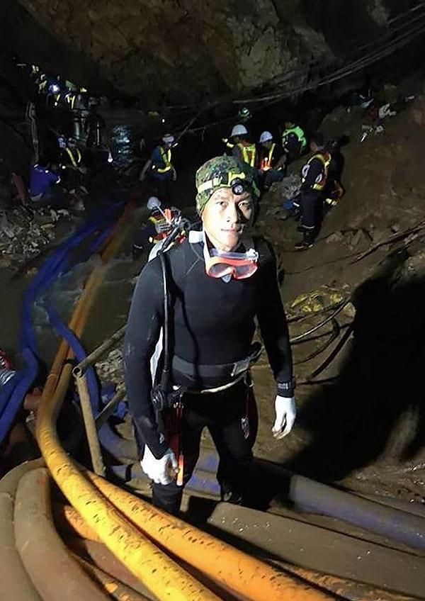 16. "Mağarada mahsur kalan bir grup için oksijen tanklarının transferine yardım eden Saman Kuman'ın son fotoğrafı. Mahsur kalan insanlara yardım ederken oksijen eksikliğinden hayatını kaybetti, daha 38 yaşındaydı."