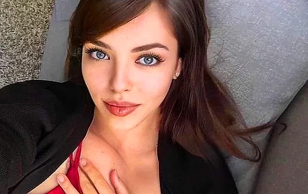 1. Hakan Sabancı'yla olan ilişkisini ifşa eden Aygün Aydın yine yaptı yapacağını. Kendisi Instagram hesabından yapmış olduğu paylaşımla herkesi tekrar dumur etmeyi başardı.