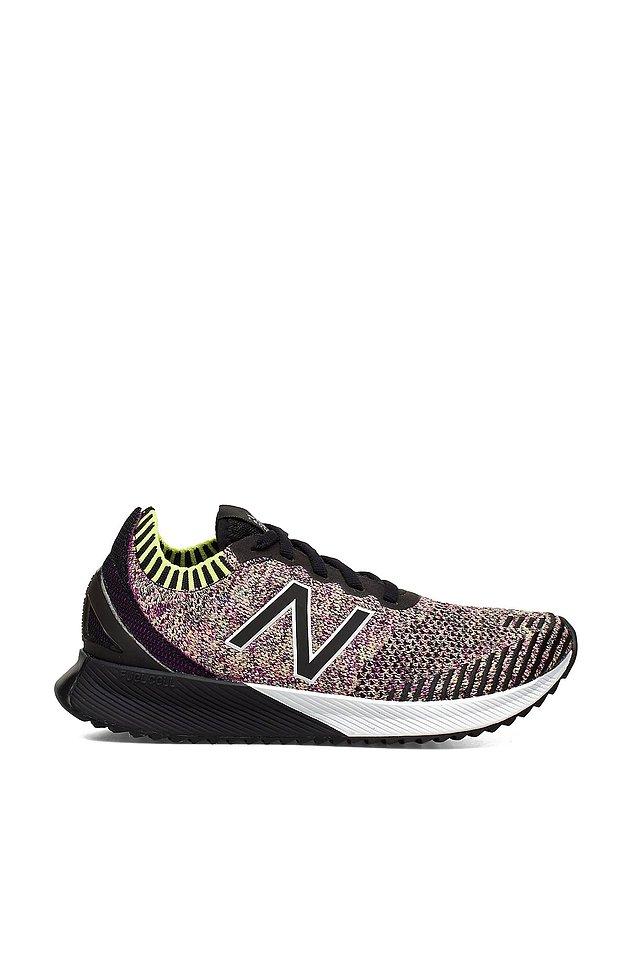14. New Balance marka yumuşacık üstü bez bir sneaker...