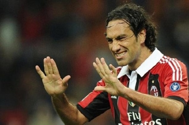4. Gelmiş geçmiş en iyi stoperlerden biri olarak gösterilen Alessandro Nesta PlayStation oynarken baş parmağını sakatlamış, geçirdiği operasyondan dolayı bir ay sahalara dönememiştir.