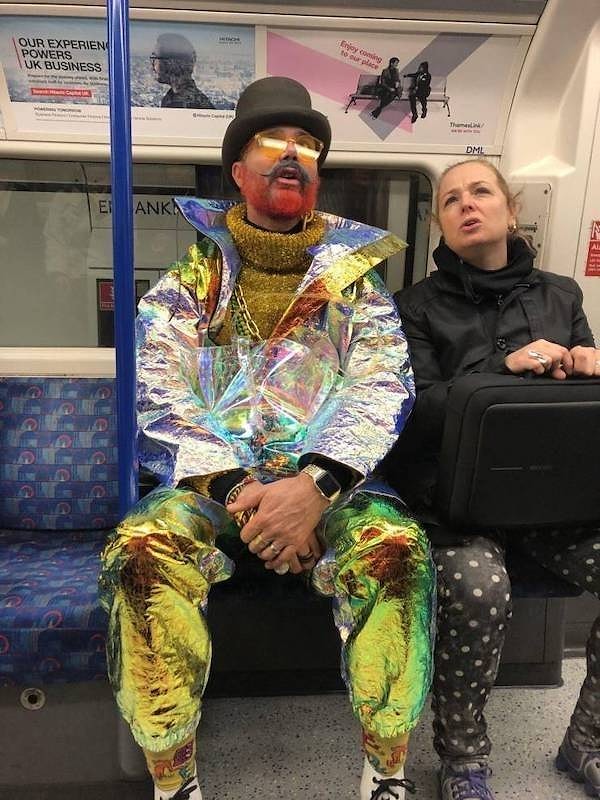 9. Какой нарядный пассажир!