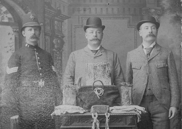 Çalıştığı 30 yıl boyunca tam 400 bebeği öldüren Amelia Dyer, halkın protestoları üzerine çok titiz bir araştırmaya tabii tutuldu.