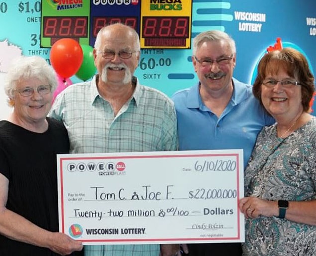 14. Uzun yıllardır arkadaş olan Thomas Cook ve Joseph Feeney 1992'de el sıkışarak Powerball ikramiyesini kazanırsa kazancı paylaşacaklarına yemin ettiler. 28 yıl sonra Tom 22 milyon Euro kazandı ve ödülü arkadaşıyla paylaştı.
