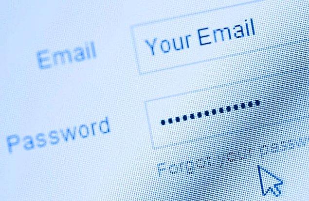 29. 1999'da bir grup hacker, şifre kısmına 'eh' yazarak istedikleri bütün Hotmail hesaplarına girebildiklerini fark ettiler. Bu sorun Microsoft tarafından 2 saat içinde düzeltildi.
