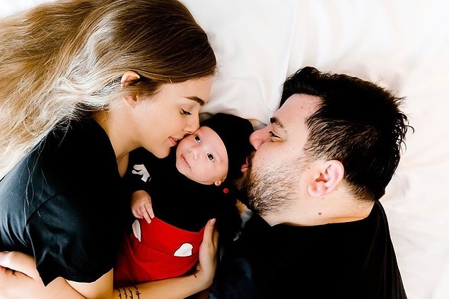 Sonra da minik Kuzey'le birlikte çekilen aile pozlarının ardı arkası kesilmedi. Berfu ve Eser çifti bebekleri yeni doğduğunda da onu sosyal medyada paylaşmaktan çekinmedi.