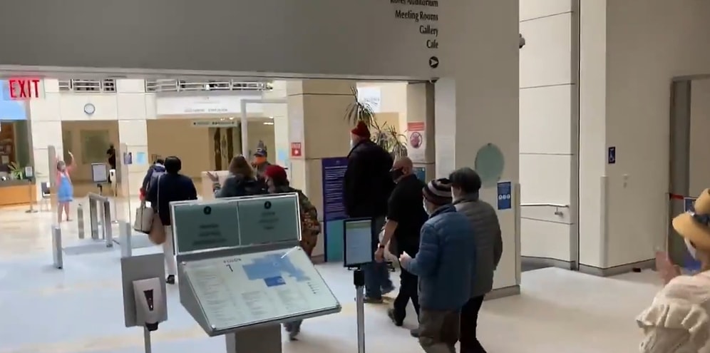 Pandemide Kapalı Kaldıktan Sonra Yeniden Açılan Kütüphaneye Gelen İnsanları Ayakta Alkışlayan Çalışanlar