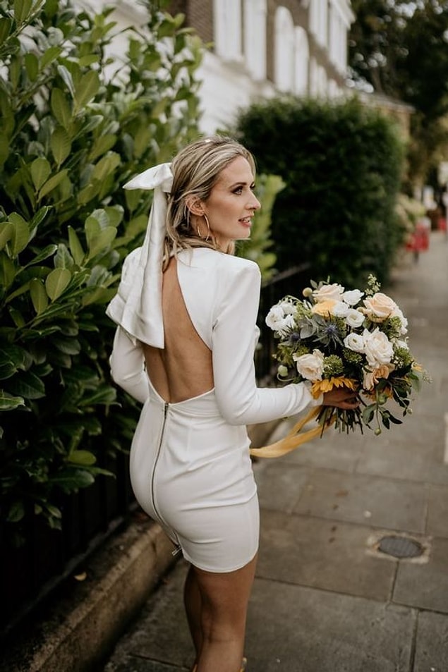 11. Mini gelinlik modellerine fırsat ver! Birbirinden güzel mini gelinlik modellerinden birini nikah için tercih edebilirsin. Rahat hareket etmen gereken bir alanda düğün yapacaksan yine mini ya da midi boy gelinlikler tercihleriniz arasında olabilir.